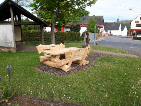 Sitzgruppe an der Kreuzung B422