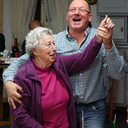Udo Wittmann mit Inge Ehrhard, der ersten Gewinnerin beim Bingo.
