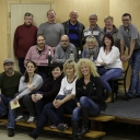 Gruppenfoto mit den Darstellern, der Souffleuse, dem Regisseur, dem Conferencier und den Bühnenbauern.